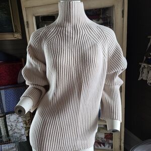 Elegant Ribbed Turtleneck Sweater - Cream